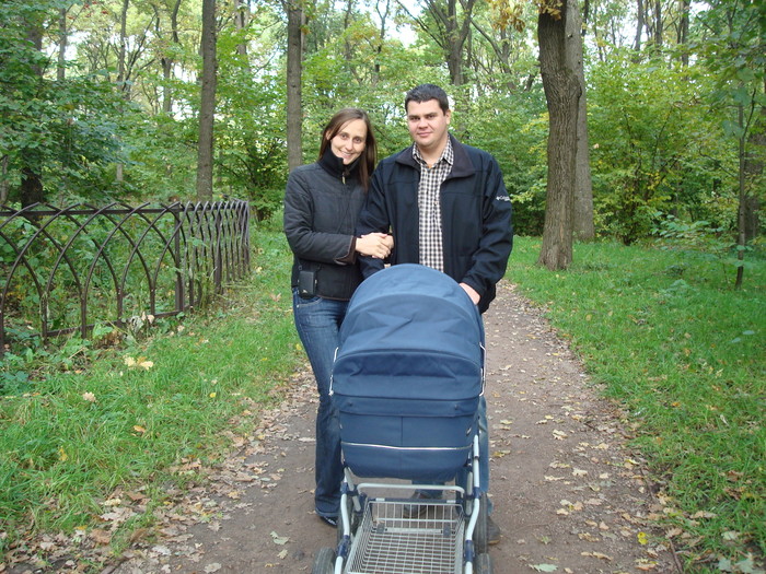 Родители гуляют со мной в парке, а я тихо сплю в колясочке.