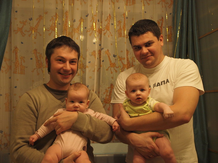 Молодые папаши с карапузами.